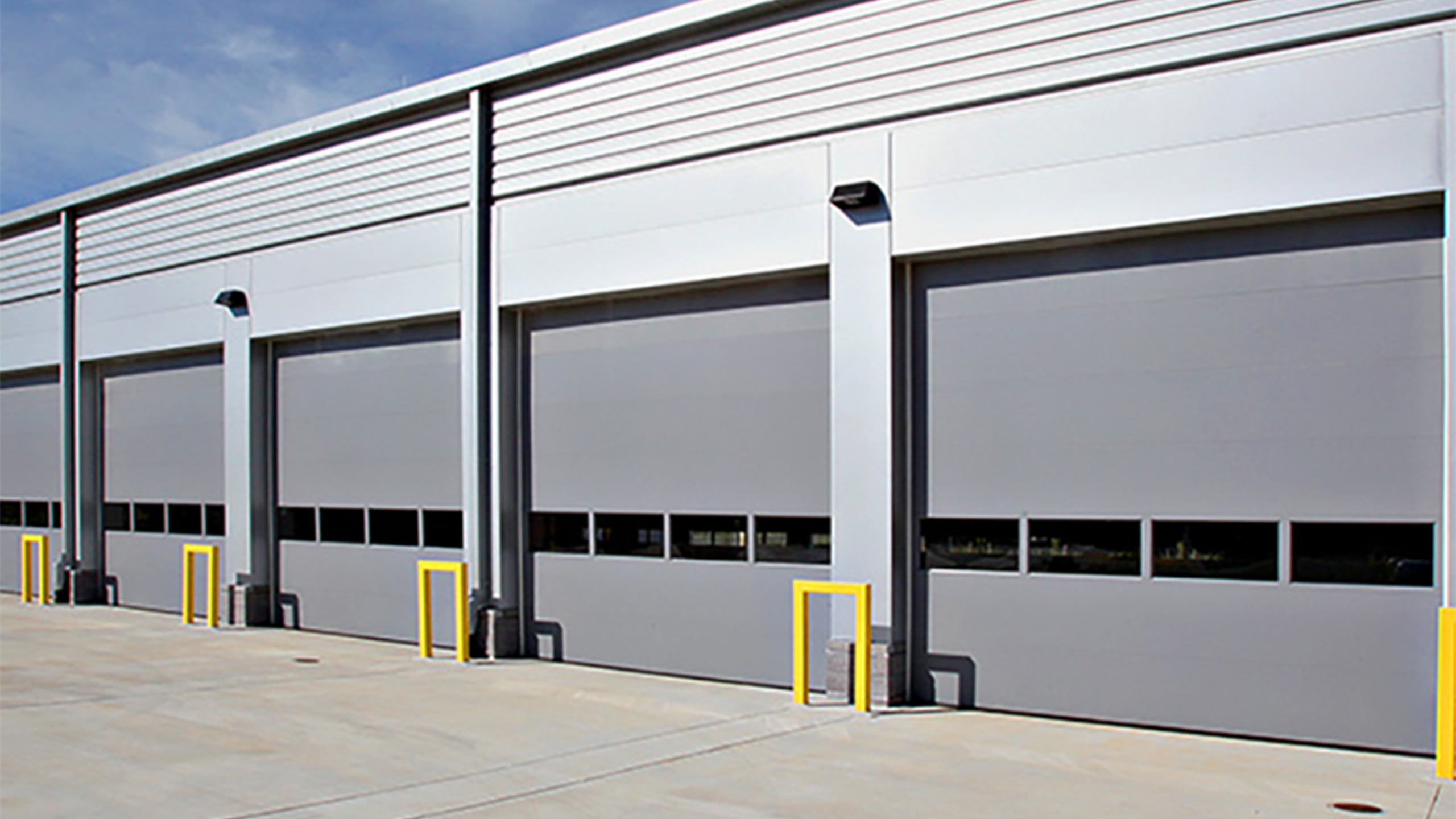 ¿Qué es una puerta industrial seccional de gran elevación?